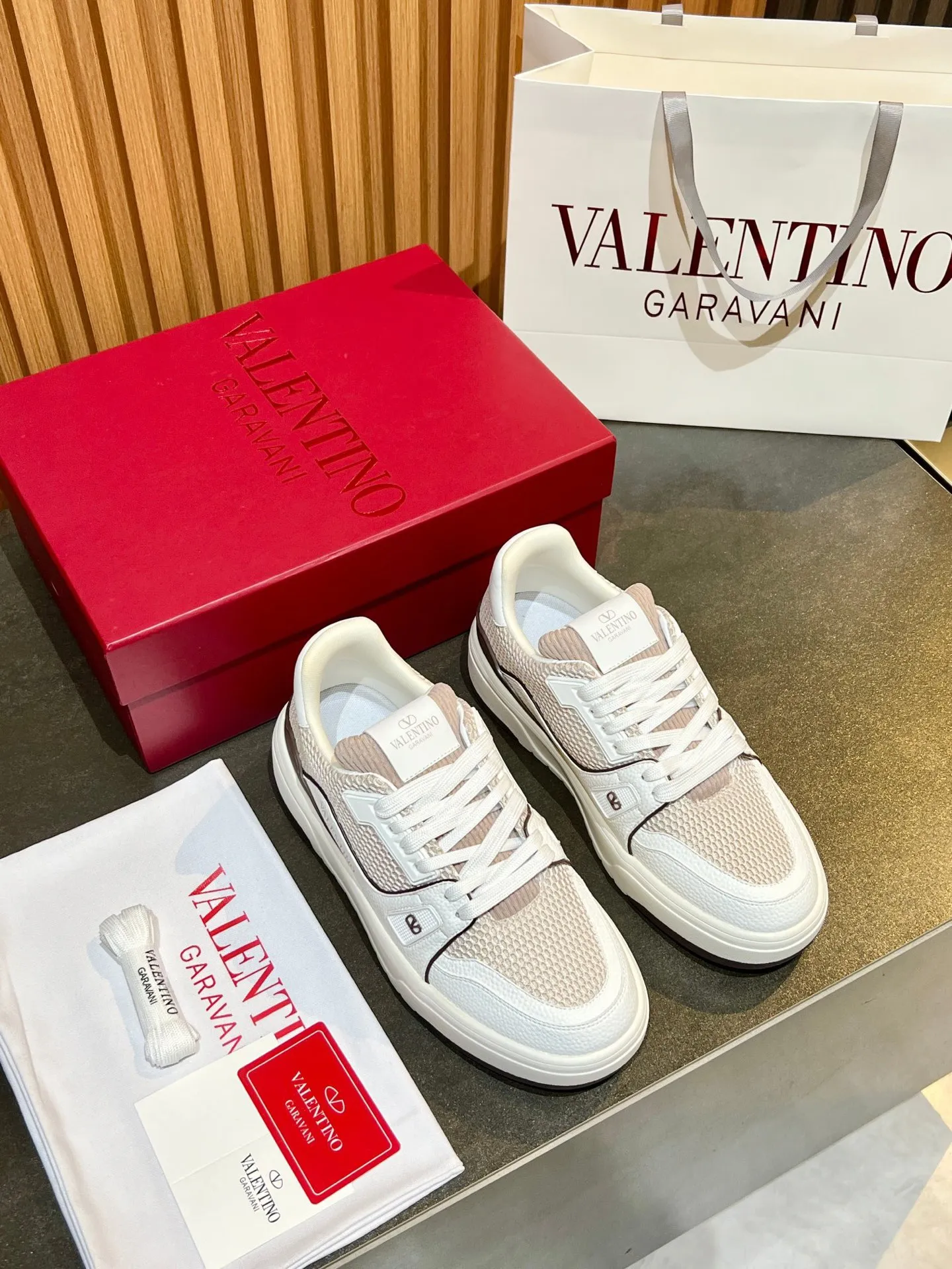 Men's men's shoes 💰640 VLNT Valentino 𝑶𝒏𝒆𝑺𝒕𝒖𝒅 Couple's sneakers series Valentino 2025 latest couple's sneakers, same style for celebrities, hot sale. Original ZP purchase and dismantling. Repeated pattern making and modification. Trying to restore 1:1 original version! Top luxury masterpiece, soft and comfortable, breathable and light, combines fashion and leisure, brings excellent and elegant texture and excellent on-foot comfort. Top purchasing version upper: imported high-end breathable mesh/original oil edge craftsmanship. Inner: imported mesh. Outsole: original development 𝐓𝐏𝐔 two-color combination outsole. Packaging: original configuration complete package. Code number: 35/44 (customized 45 46). Can be customized (self-labeled - no label) order.